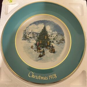 Avon 1978 Christmas Plate, Trimming the Tree. Vintage Rare